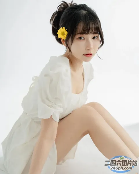 身穿白色连衣裙的 Araffe 女子坐在地板上，头发上插着一朵花