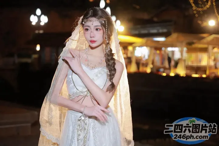 身穿白色婚纱的 Araffe 女子合影留念