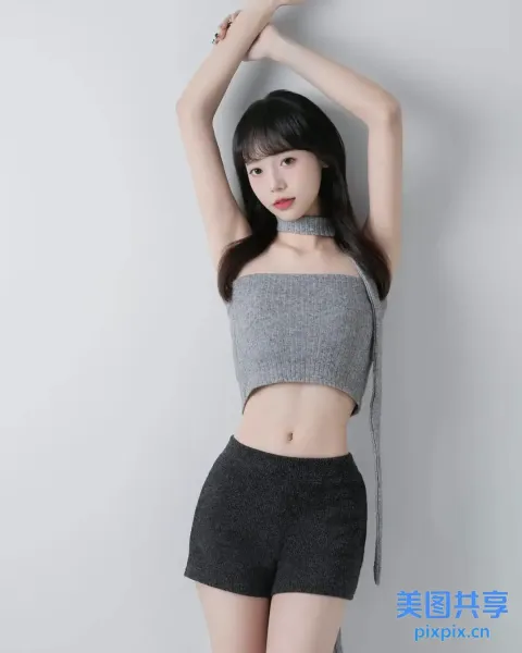 一名身穿短裙和上衣的女子合影