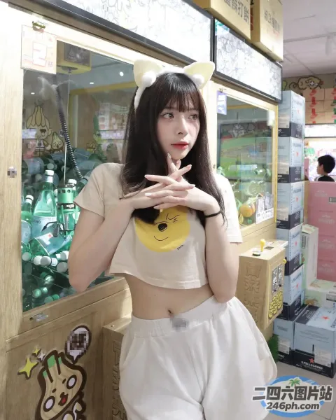 身穿白衬衫和白色短裤的阿拉伯女孩合影留念