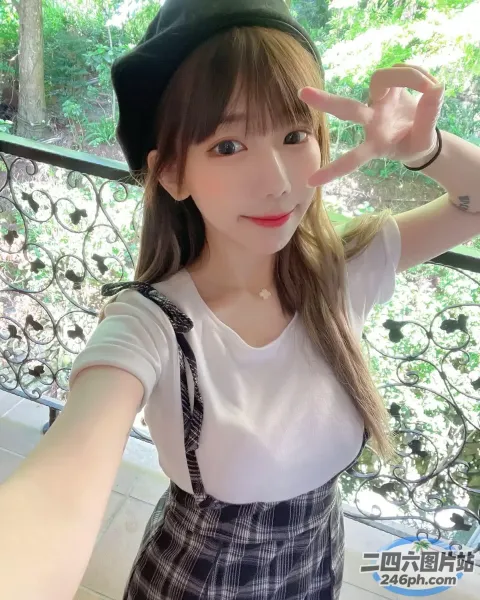 戴帽子、穿裙子的女人的特写