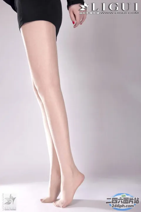一个穿着黑色短裤和黑色衬衫的女人的腿部特写