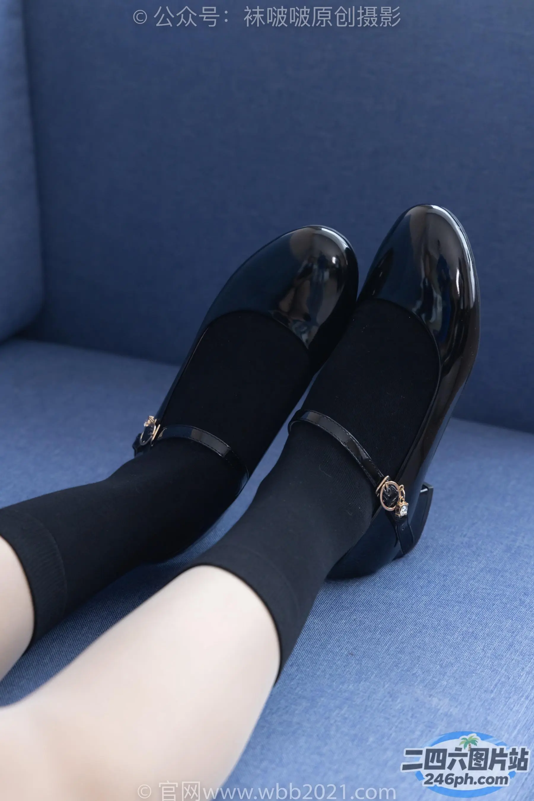 蓝色沙发上穿着黑色鞋子的女人的腿