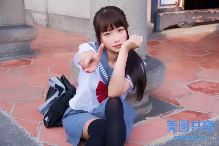 有一名女子坐在地上指着摄像头