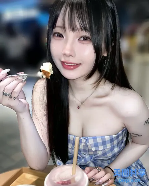 阿拉伯裔亚洲女子用叉子吃一块蛋糕