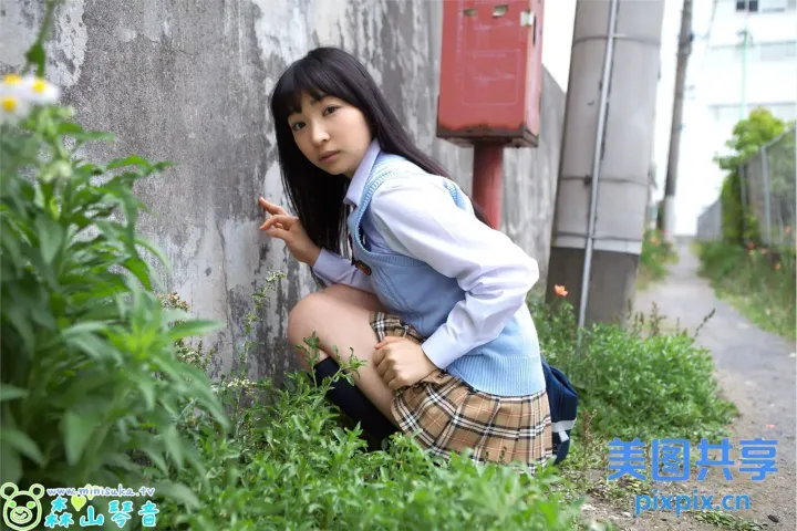 有一个女人穿着短裙和衬衫跪下