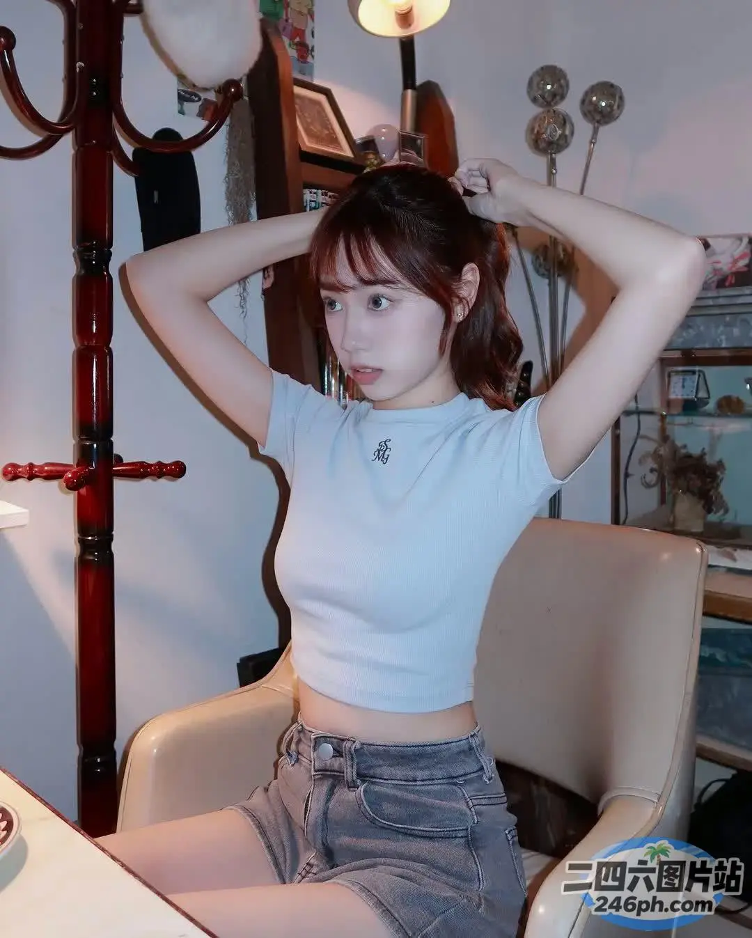 阿拉夫德女人坐在椅子上，双手抱头