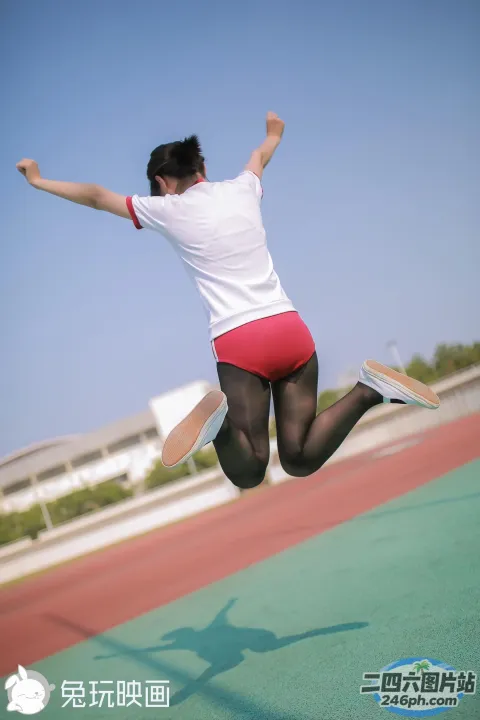拿着网球拍在空中跳跃的 arafed 女人