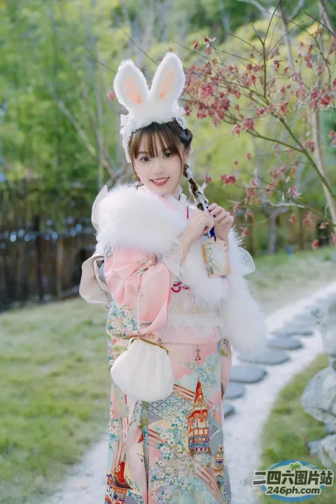 有一个穿着和服、兔子耳朵拿着雨伞的女人