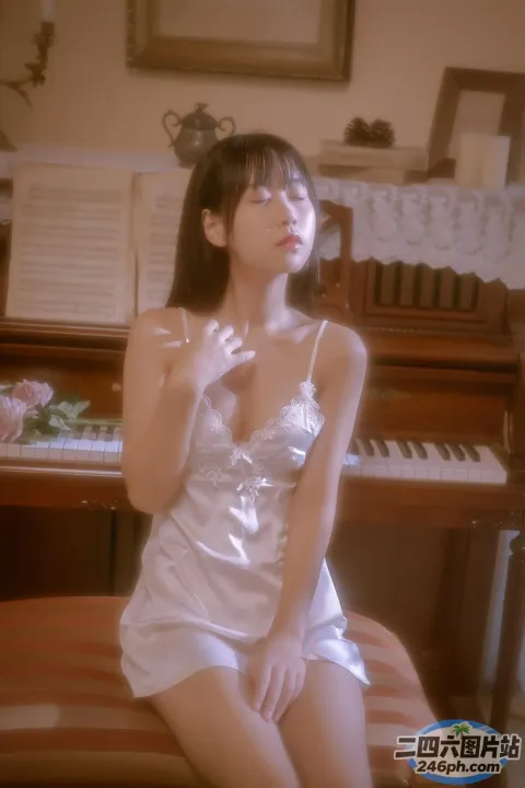 女人坐在房间里钢琴前的长凳上