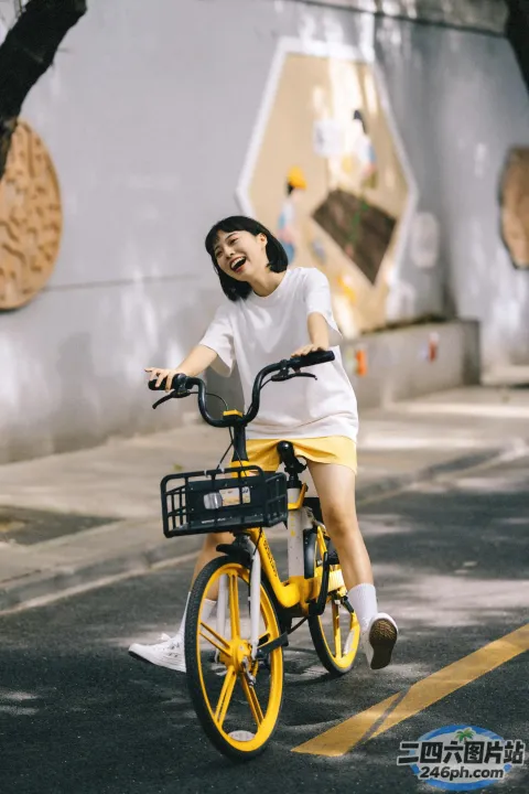 街上有个女人骑自行车在打电话