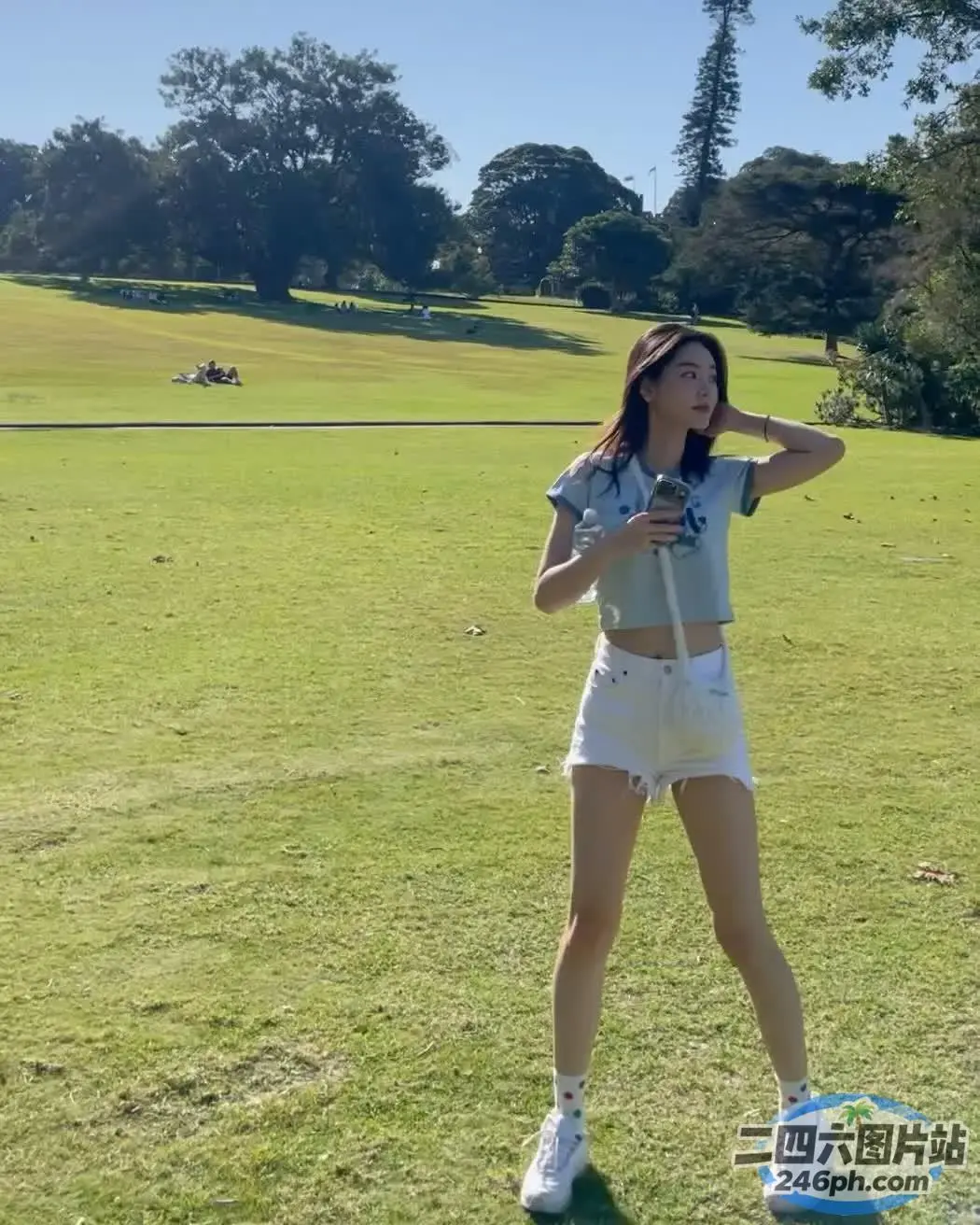 身穿白色短裤和露脐上衣的 araffe 女子，手里拿着棒球棒