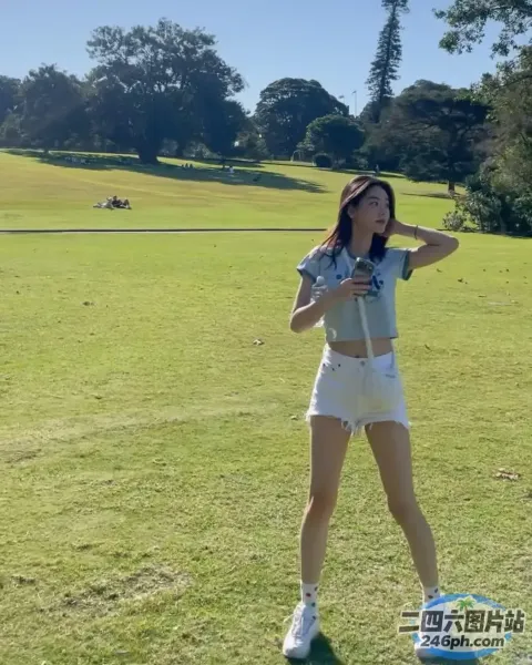 身穿白色短裤和露脐上衣的 araffe 女子，手里拿着棒球棒