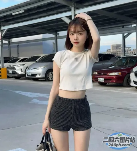 身穿白色上衣和黑色短裤的 araffe 女子站在停车场