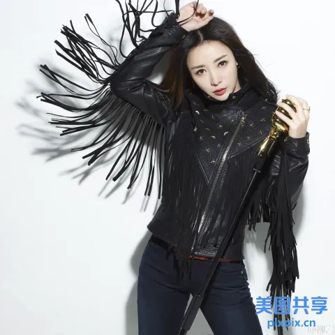 身穿黑色皮夹克的 Araffe 女子，手持一把剑和一件黑色夹克