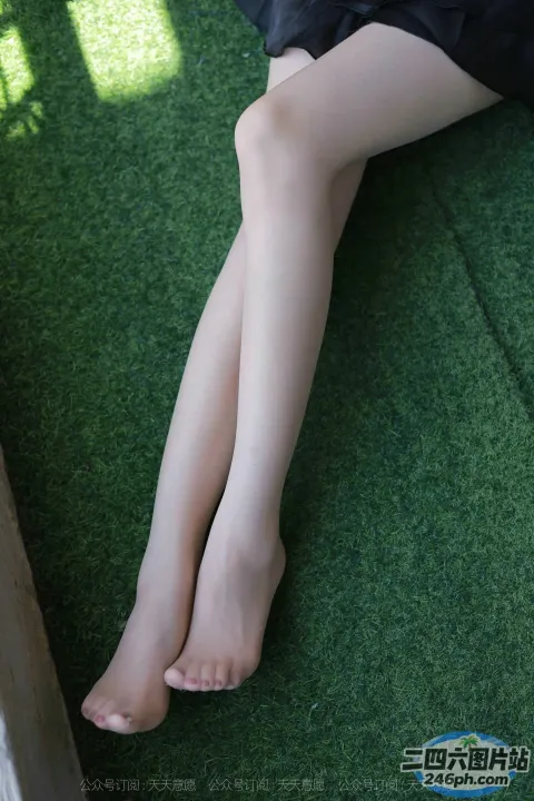有个女人盘着腿躺在地上