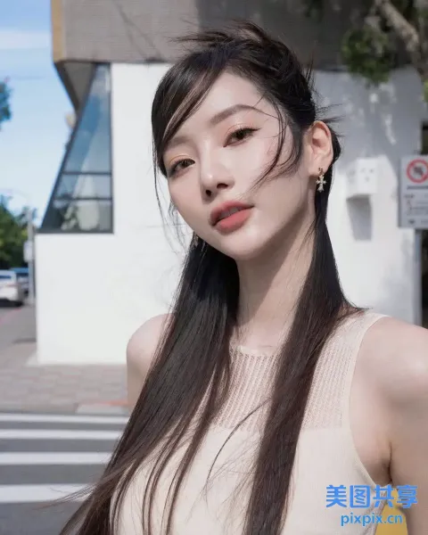 一位留着长发的女人站在一栋建筑前