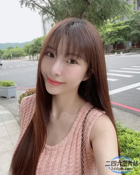 站在街上的长发女人的特写