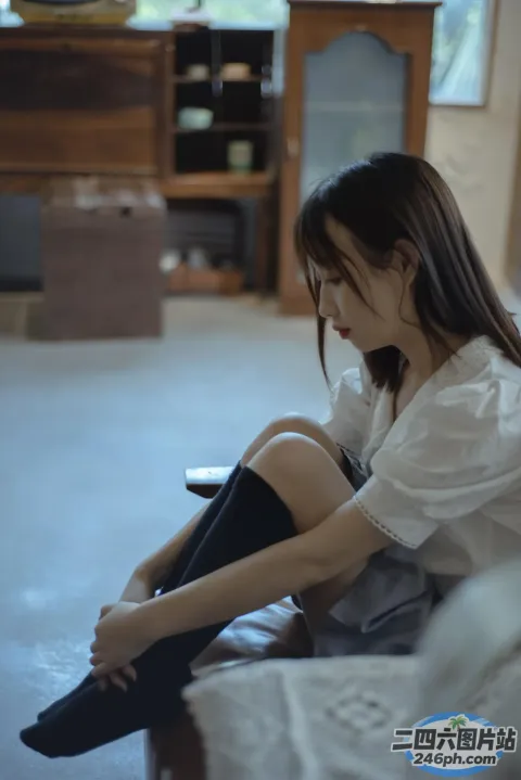 有一个女人盘着腿坐在床上