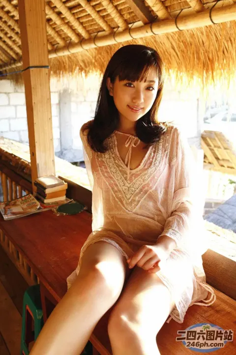 坐在草屋长椅上的阿拉菲女人