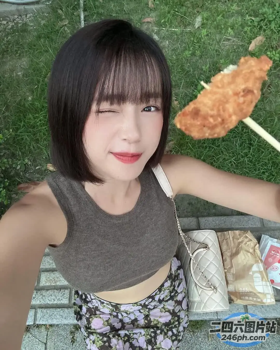 穿着棕色衬衫和黑色裙子的 araffe 女孩，手里拿着一只炸鸡