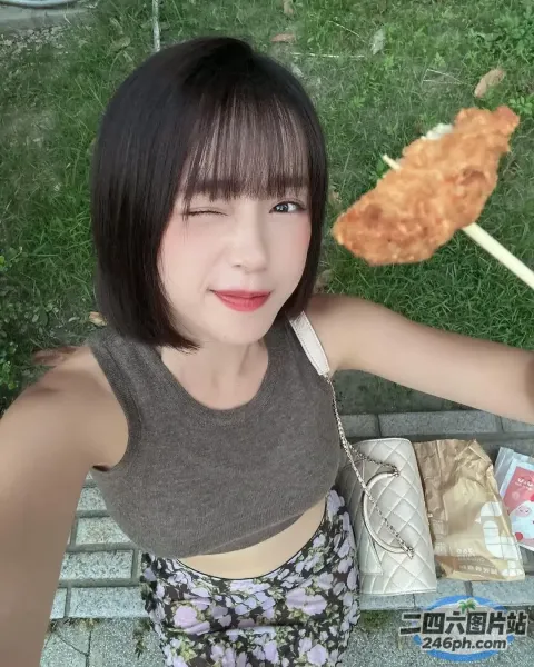 穿着棕色衬衫和黑色裙子的 araffe 女孩，手里拿着一只炸鸡