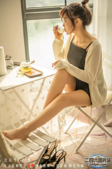 阿拉菲女人坐在椅子上，在房间里吃饭