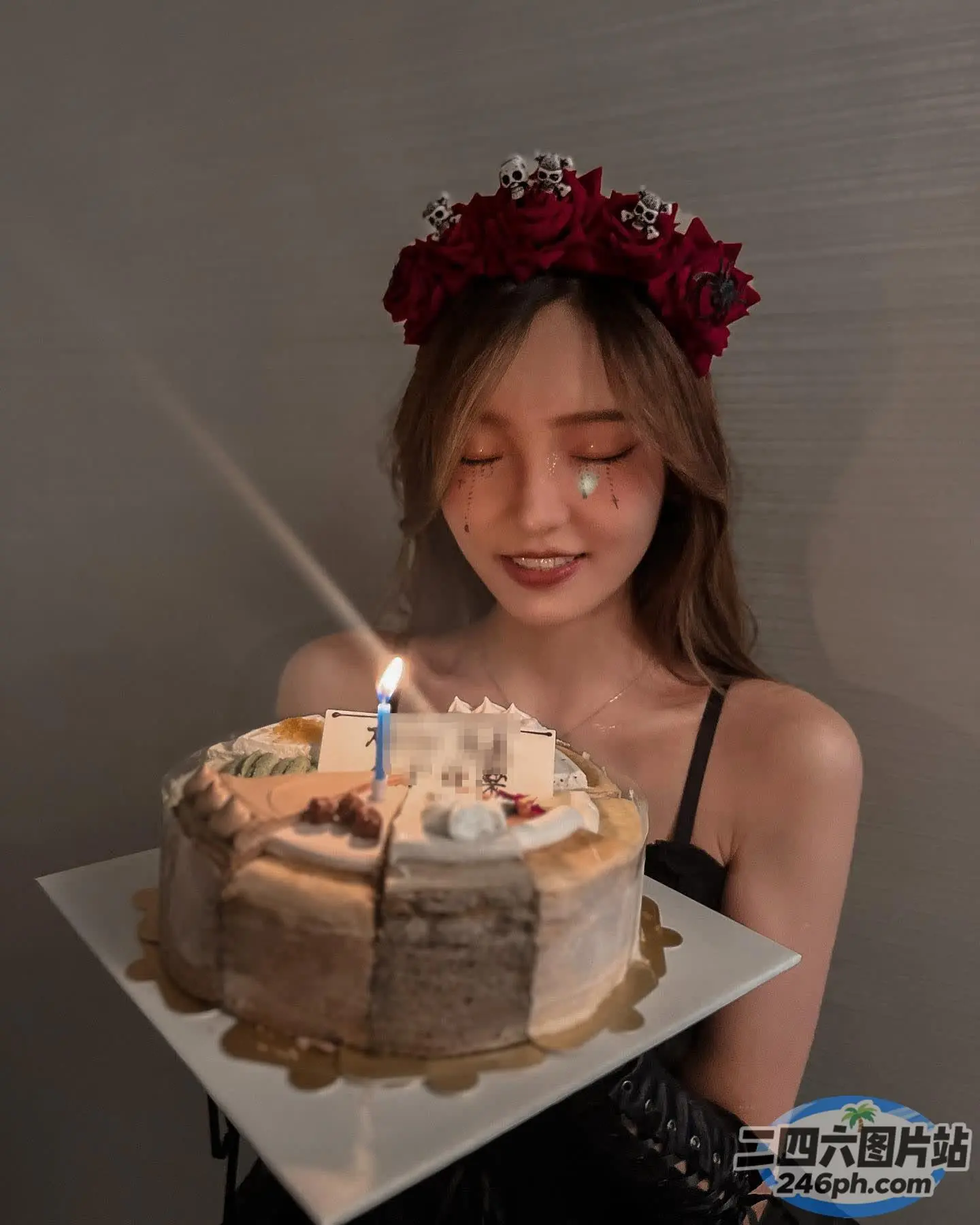 阿拉菲女孩拿着一个蛋糕，蛋糕上点燃了蜡烛