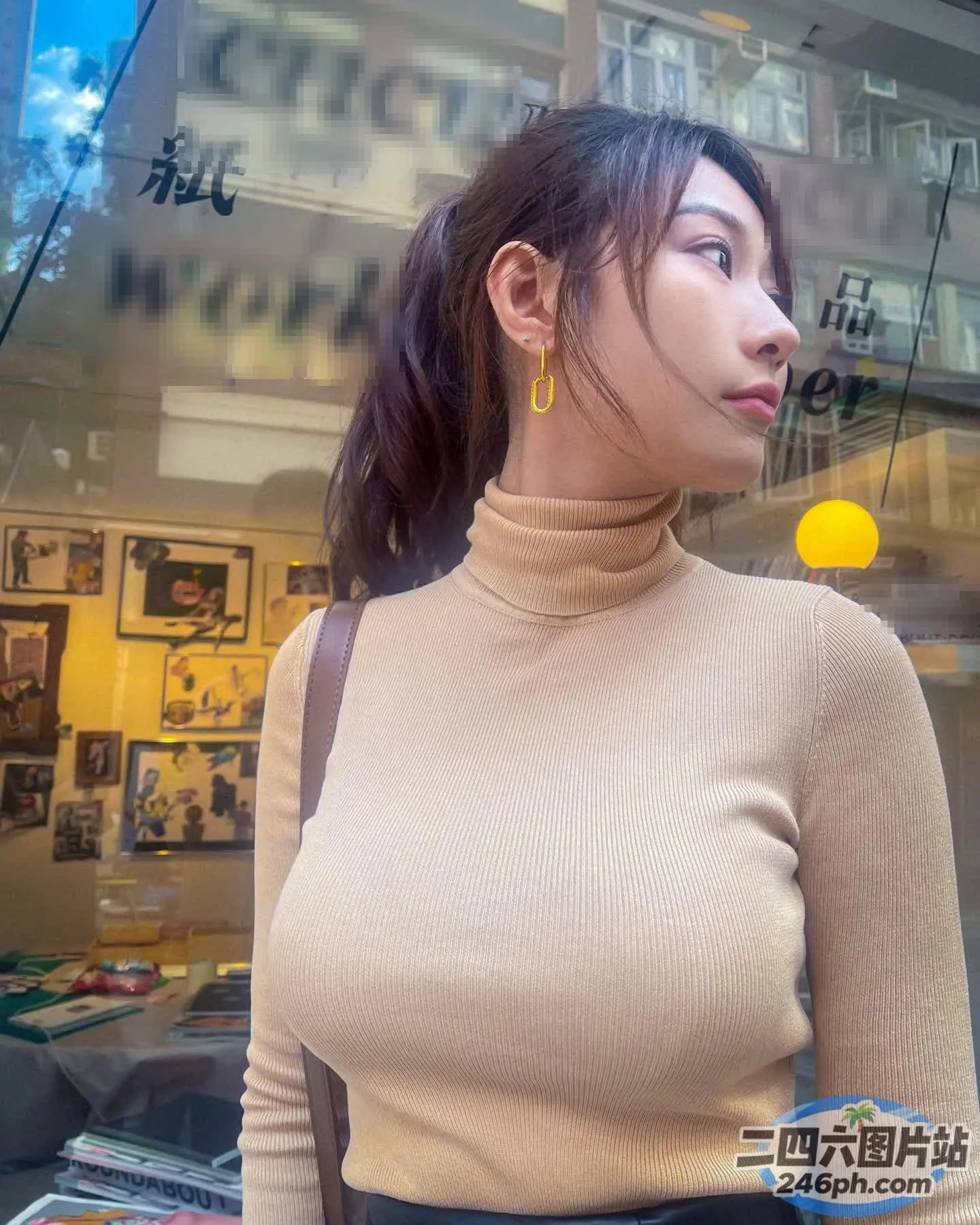 身穿棕褐色高领上衣和黑色半身裙的 araffe 女士