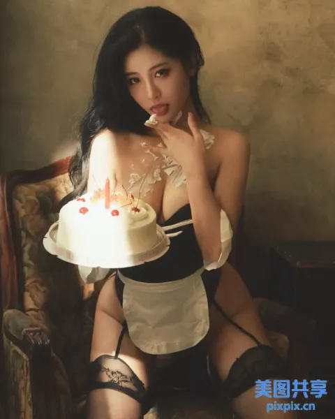 穿着内衣的 Araffed 女人拿着一个带蜡烛的蛋糕