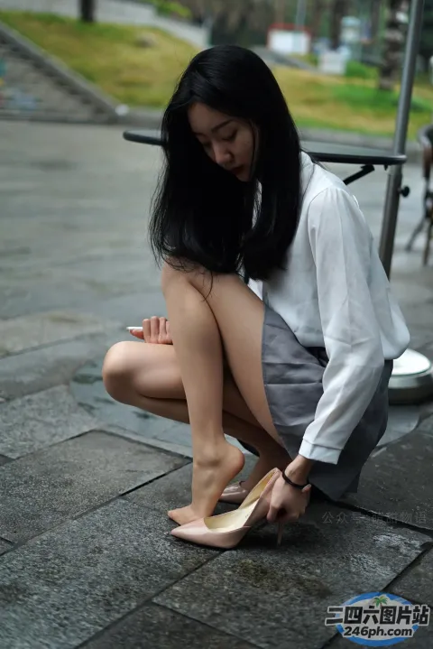 穿着鞋子坐在地上的阿拉夫女人