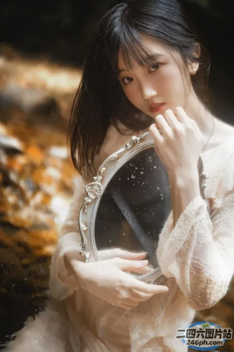 有一个女人，手里拿着一面镜子
