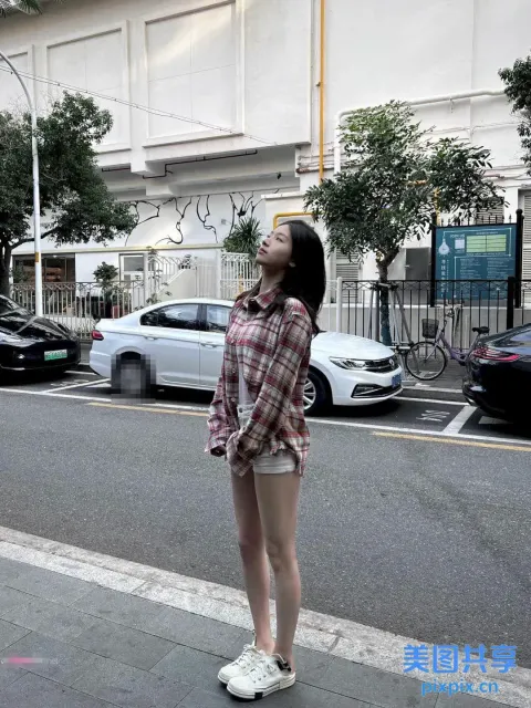 路边站着一个女人