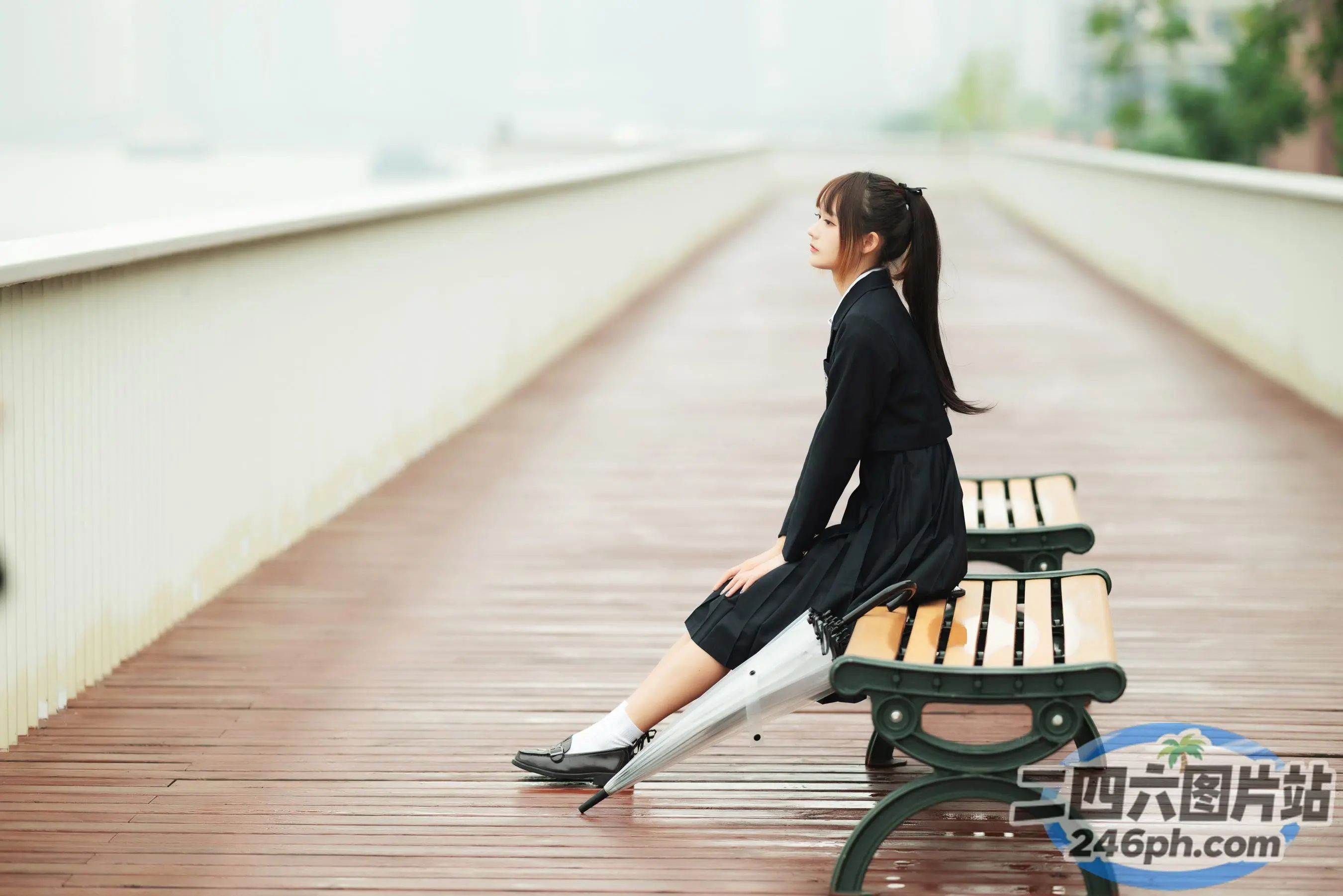 桥上的长凳上坐着一个女人
