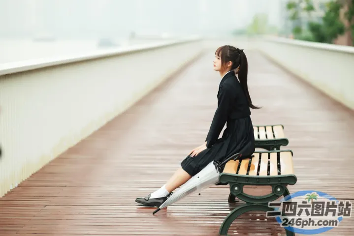 桥上的长凳上坐着一个女人
