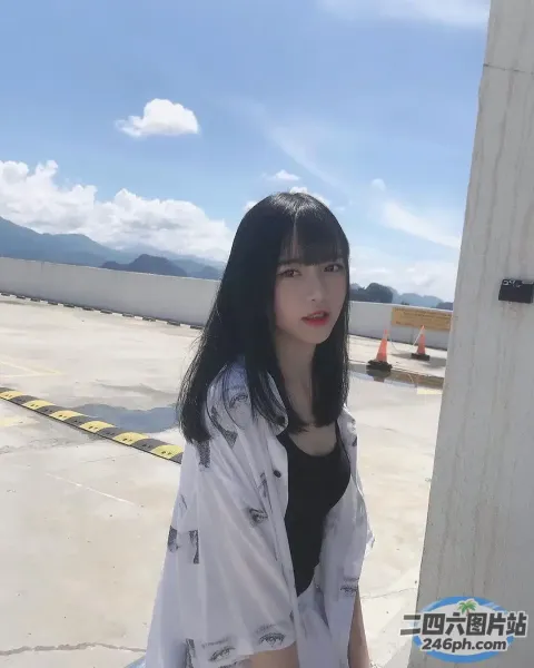 一个女人站在一堵举着标语的白墙前