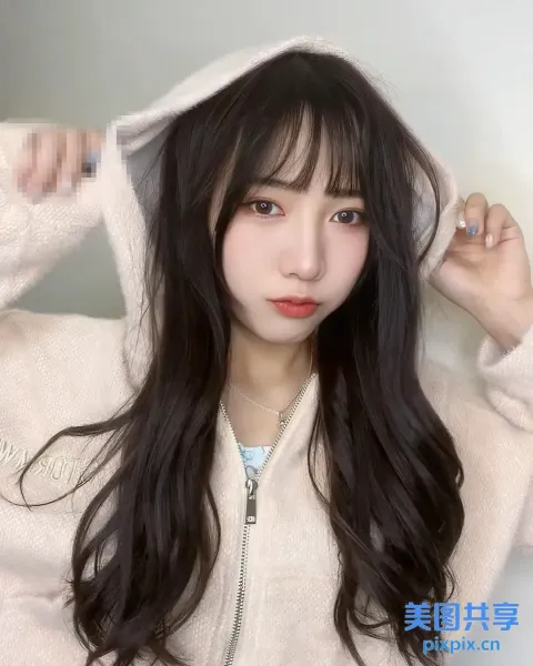 阿拉夫德亚洲女性，黑色长发，穿着白色夹克
