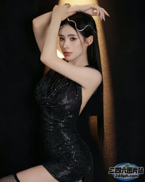 身穿黑色连衣裙的 araffe 亚洲女子合影留念