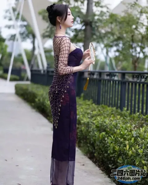 身穿紫色连衣裙的 araffe 女子，手里拿着一根香蕉