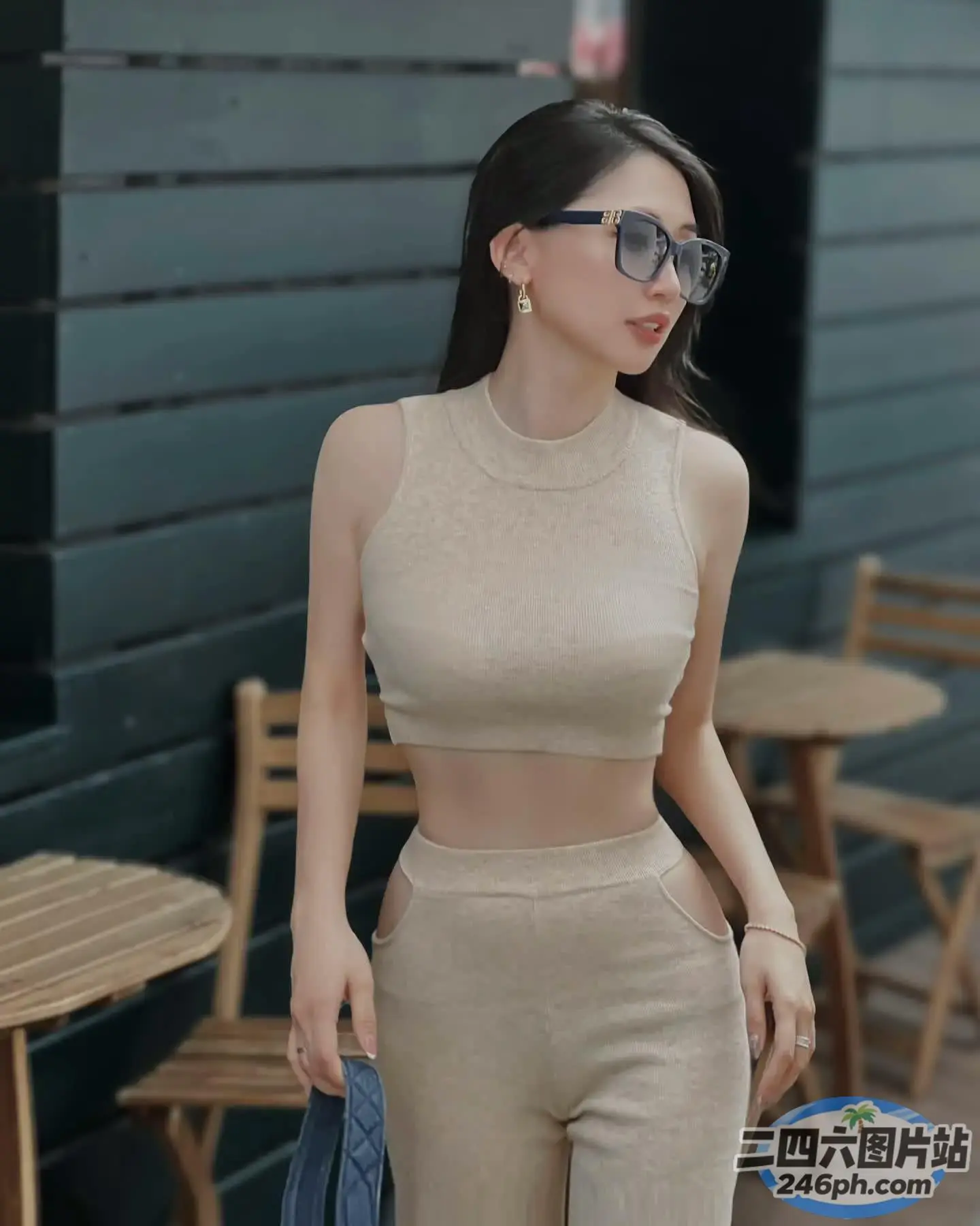 一个穿着棕褐色上衣和裤子的女人站在外面
