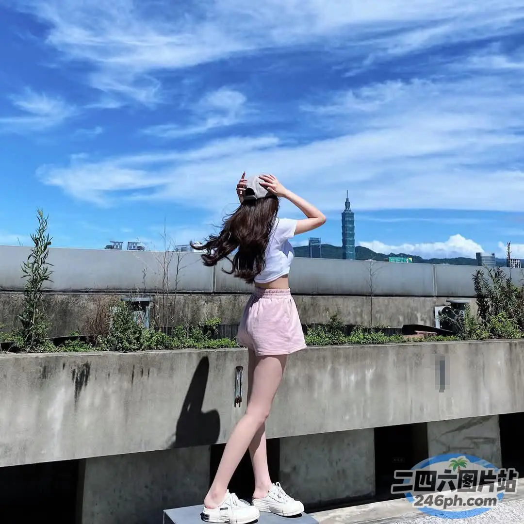 Araffed 女人站在窗台上，头发在风中飘扬