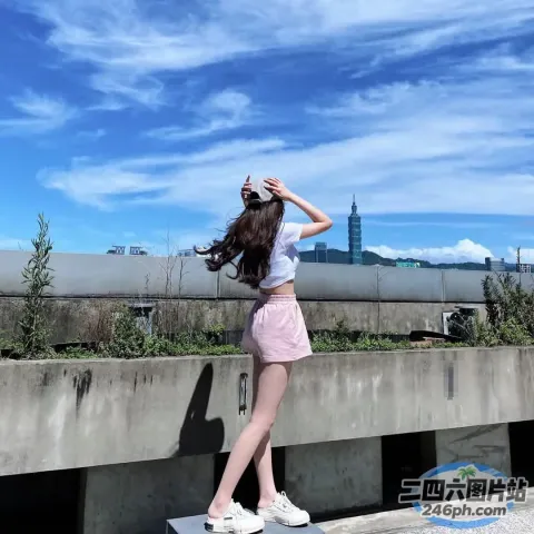Araffed 女人站在窗台上，头发在风中飘扬