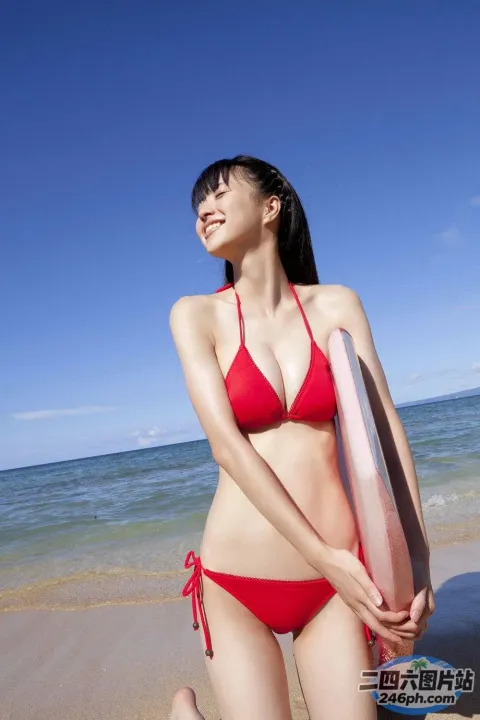 身穿红色比基尼的 arafed 亚洲女子，手里拿着救生器