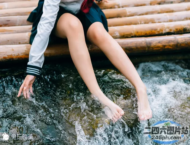 Araffe 坐在水中的竹筏上，双腿浸在水中