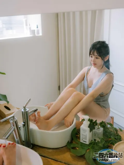 有一个女人坐在浴缸里，双腿抬起