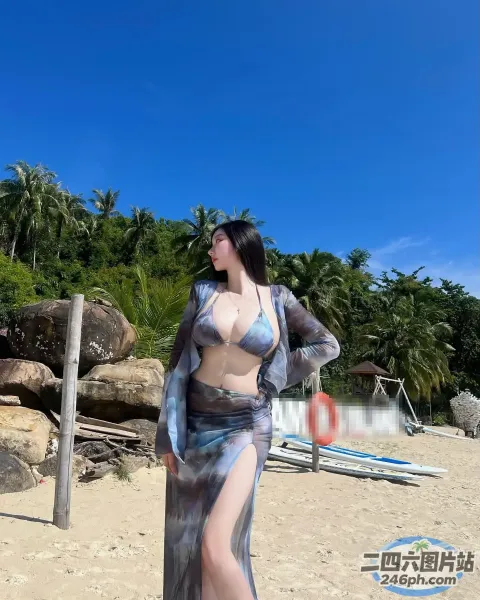 海滩上拿着冲浪板的穿着长裙的 arafed 女人