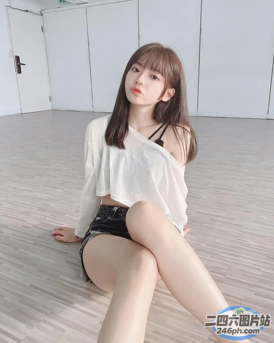 一名女子盘腿坐在地板上
