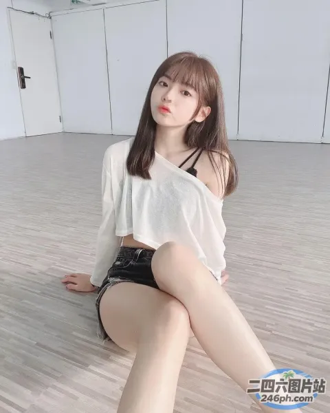 一名女子盘腿坐在地板上
