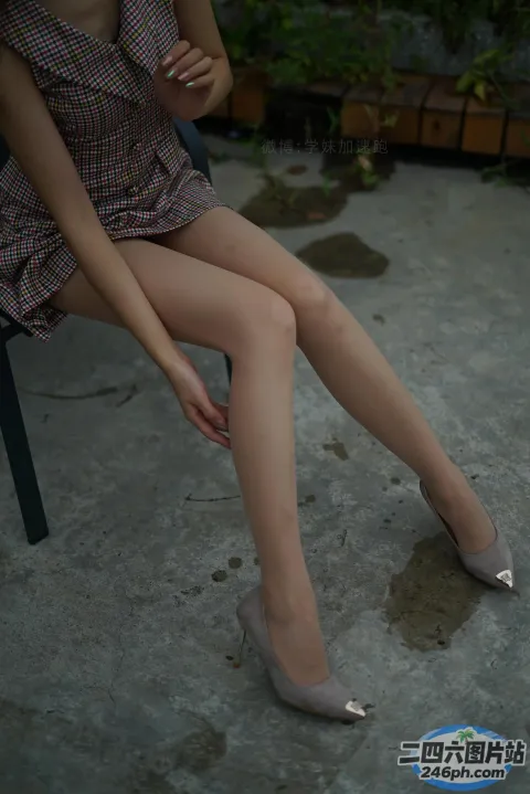 双腿交叉坐在椅子上的阿拉菲德女人