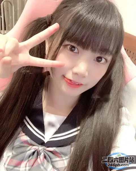 长发、打领结的亚洲女孩做和平手势